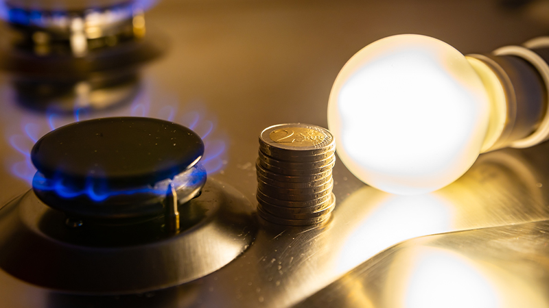 Fornello del gas e lampadina elettrica